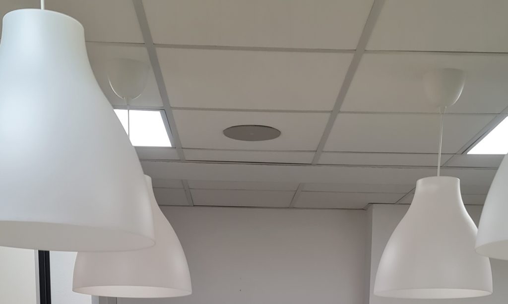 Photo haut-parleur de plafond Audac intégré au mobilier