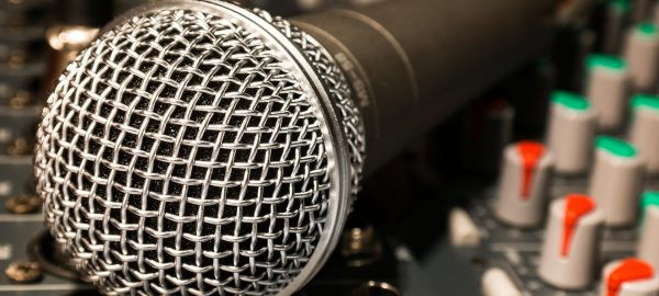 microphone-626618_1920